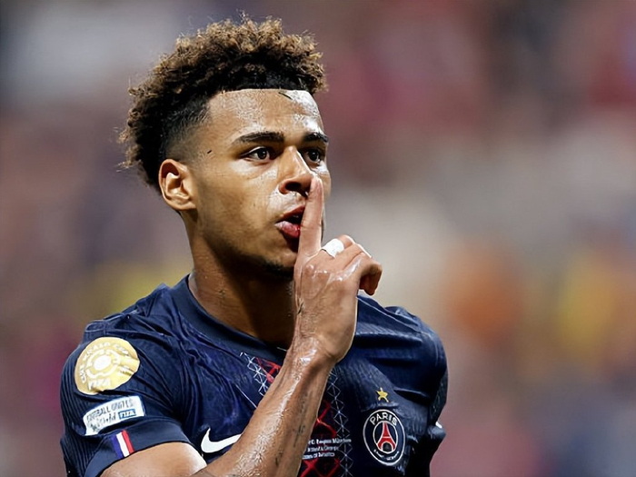 足球国足球迷自发制作横幅，为球队打气（国足球迷自发制作横幅为球队加油）