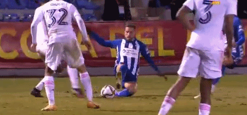 看似稳局却暗藏危机（表面平静却危机四伏）