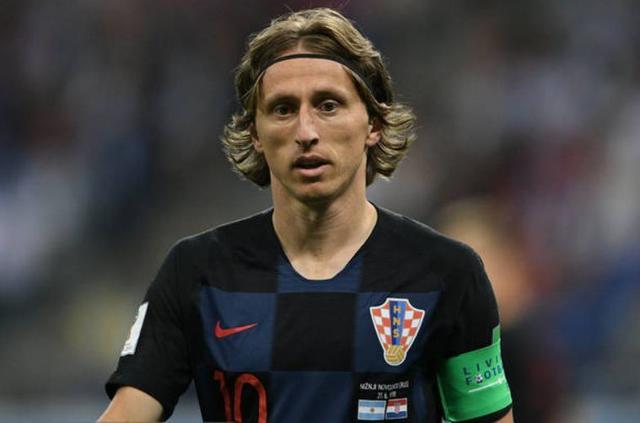 上海海港实现中超三连冠，为中国顶级联赛历史第三队（上海海港加冕中超三连冠，成中国顶级联赛史上第三支三连冠球队）