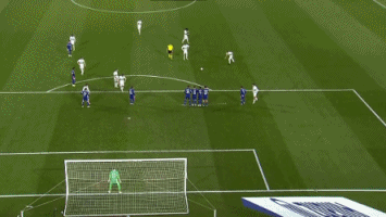 斯基拉：米兰双雄仍在关注索莱，是否行动取决于球员性侵指控（斯基拉：米兰双雄继续关注索莱，是否出手取决于针对球员的性侵指控进展）